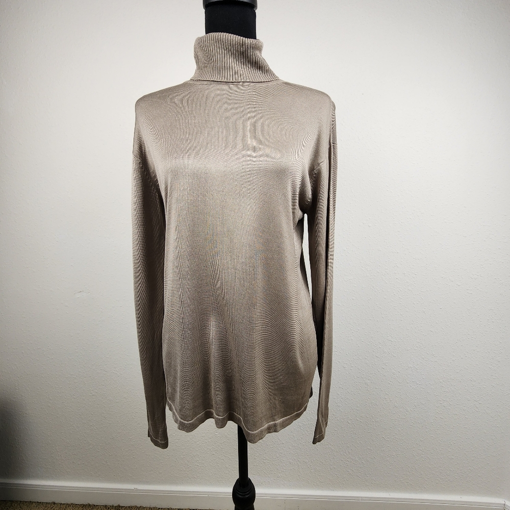 Skyr 100% Silk Turtleneck Sweater Lightweight Long Sleeve Classic Neutral Top L
